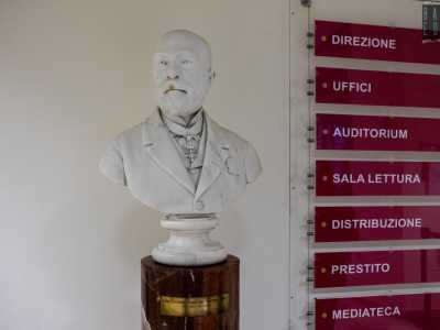 ...che ci mostra subito il busto del senatore barese Girolamo Sagarriga Visconti Volpi: fu lui nel 1863 a offrire al Comune di Bari i primi duemila libri